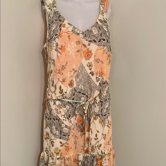 Elegant Floral Maxi Dress in Peach and Cream - Picture 4 of 7